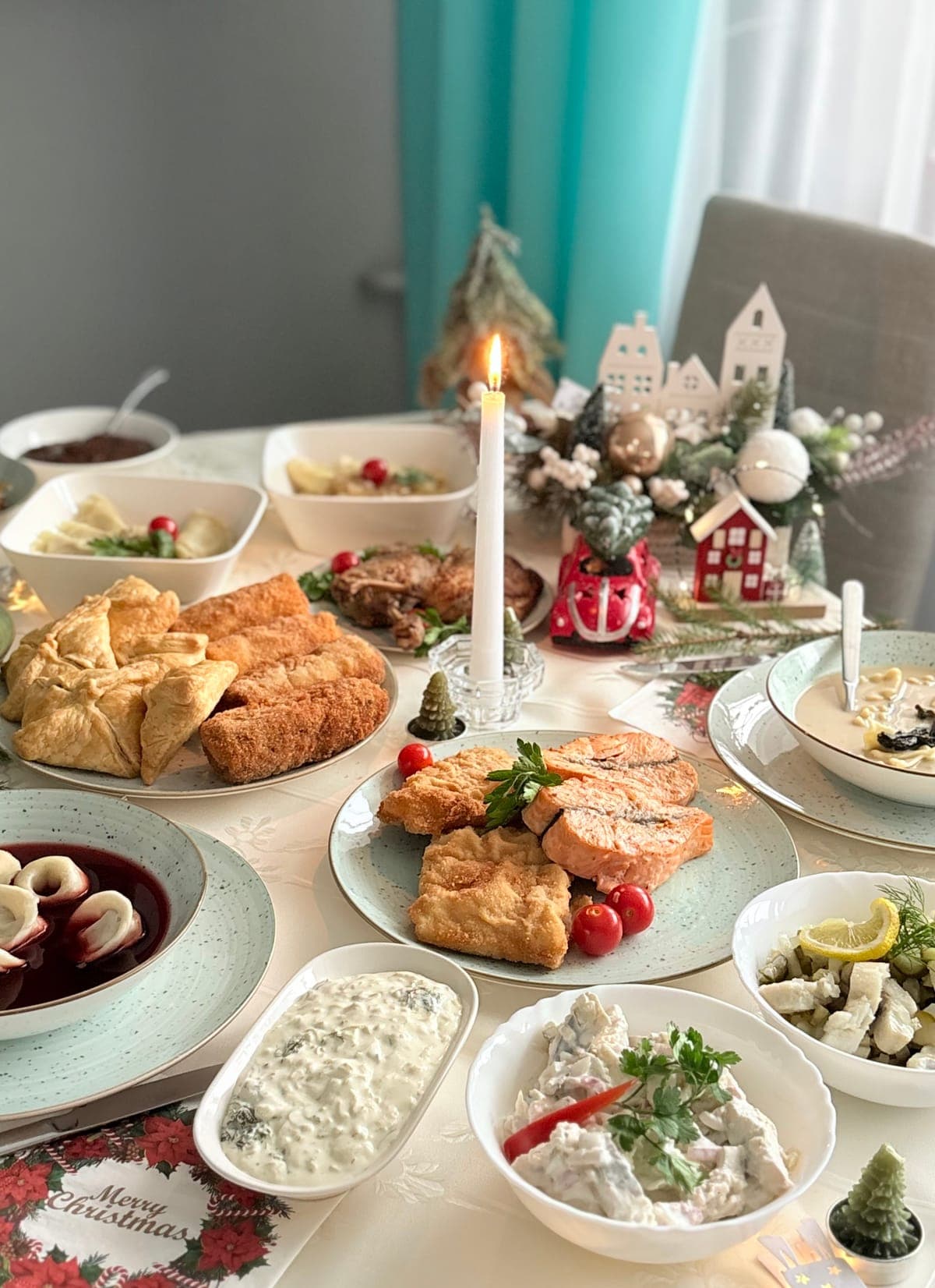 Stół wigilijny z daniami Catering Śląski: łosoś, krokiety, paszteciki, barszcz z uszkami, sałatki i ryba, świąteczne dekoracje
